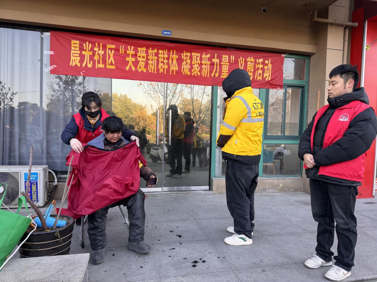 球员们参加社区义工活动，关爱弱势群体